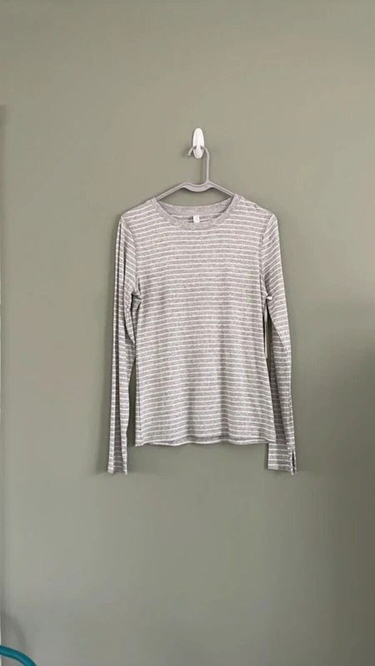 Stylus Women's M Gray/White Striped Top NWT